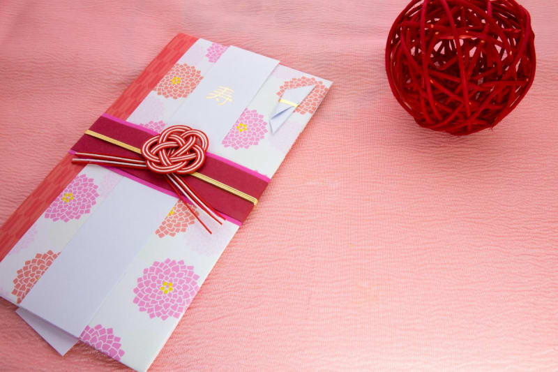 紙袋のまま渡してない？今さら聞けない「お祝いのお返しに関するマナー」4選