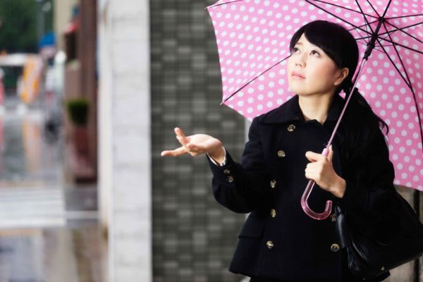 雨でお出かけを中止する人が多数も…　「雨の日は狙い目」の理由　お出かけの予定を立てていたのに、雨が降ってしまうことがある。そんなときに、外出を中止する人も多いようだ。