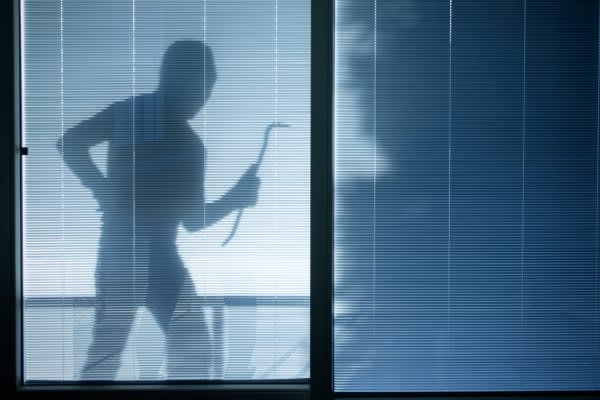 お金持ちの家は狙われやすい？　強盗に入られた経験者は年収別でも差が　ニュースなどで、たびたび話題になる押入り強盗。実際には入られた人はどのくらいいるのだろう？