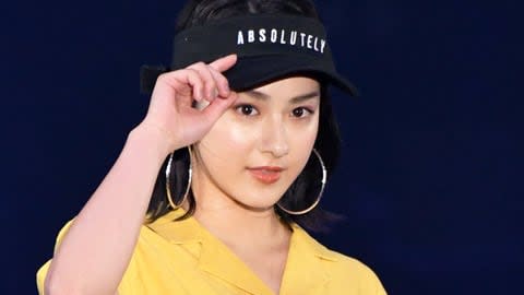 平祐奈：超ミニワンピでキュートに脚見せ　シースルースカートでクールな姿も