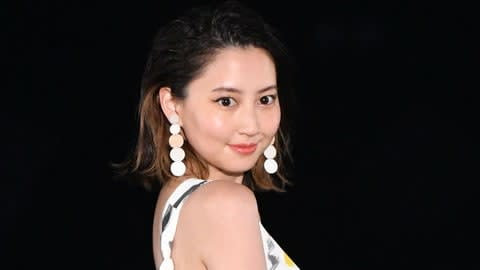 河北麻友子：美背中見せマキシワンピで夏の装い　スニーカーでカジュアルに