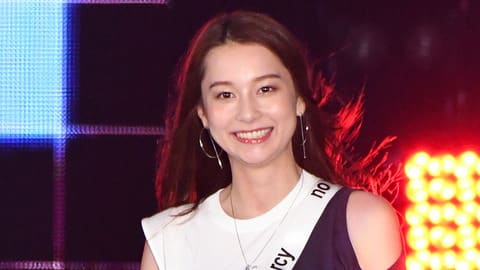 Niki：“テラハNo.1美女”がミニスカですらり美脚　肩見せトップス×デニムのきれいめカジュアルも