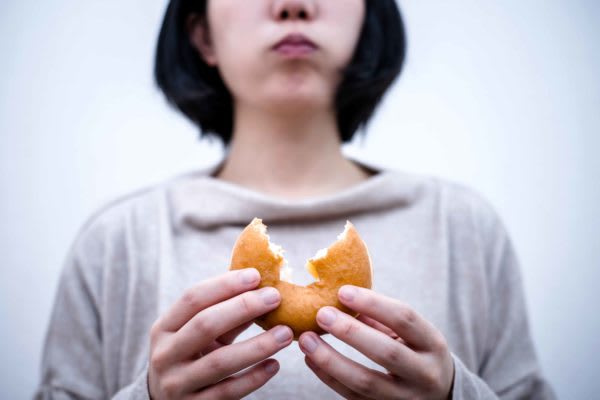 もしかして依存症かも！？　やめたいけれどどうしてもやめられないこととは　好きなものはやめようと思っても、なかなかやめられないものだ。やめるのに苦労してる人も多いだろう。