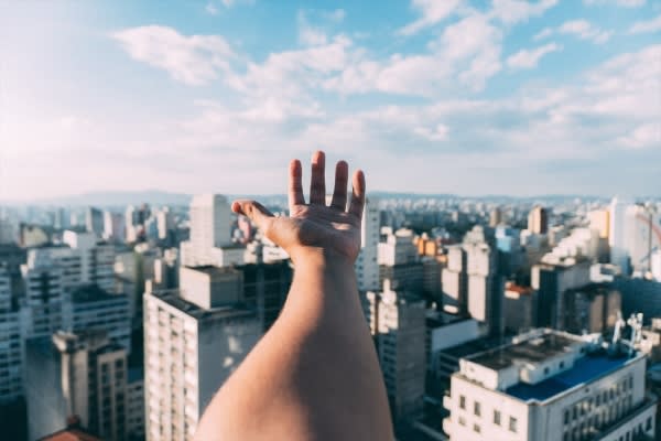 【夢占い】人生に悩んでいるから？　道に迷う夢を見る理由
