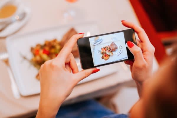 SNSに手料理をアップする勇気はある？　意外にも女性は投稿に難色を示す傾向も　自由に好きなことを発信できるSNS。手料理を投稿するのはハードルが高いと考える人もいるようだ。