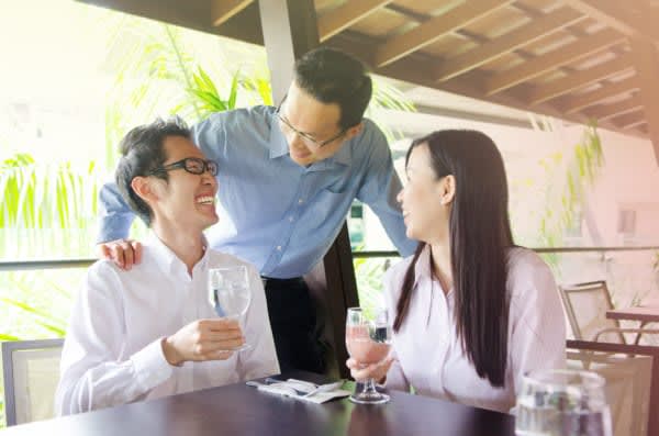社交辞令を信じる？　8割の人が社交辞令を警戒も信じる人は高収入な傾向が　その気がないことも多いが、どうせ社交辞令と思ってしまうのも寂しいものだ。