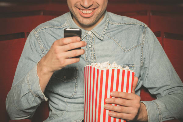 映画館で他人のマナーが気になった経験は？　女性の半数以上が頭を抱えている傾向も　応援上映など声を出しても良い上映スタイルが出来た一方で、通常の上映は静かに集中して楽しみたいものだが…