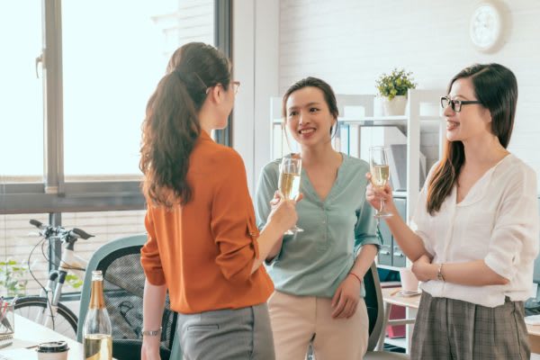 見聞や知識を広めるのに大切？　10代女性は交友関係の広い人に憧れる傾向も　華やかなイメージのある交友関係の広い人。憧れるという人はどのくらいいるのだろう。