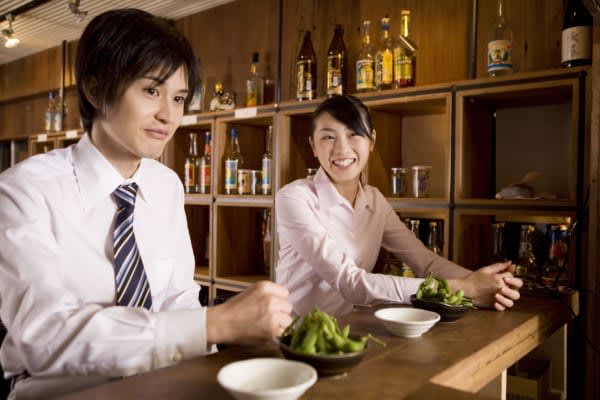 すばらしき一期一会　飲みの席で初対面の人と仲良くなれるのは50代男性が多い　人見知りでもお酒の力を借りれば、心を開けることも。飲みの席で出会いはあるのだろうか。