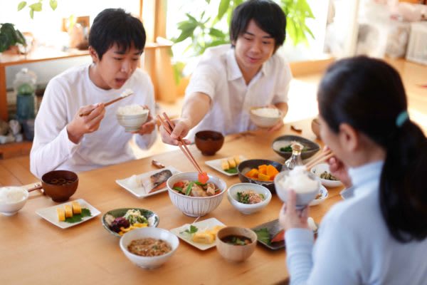 食事はできるだけ決まった時間に取りたい！　シフト勤務ではむちゃくちゃに…　健康を考えれば、決まった時間に食事を取りたいものだ。しかし仕事のせいで、時間がバラバラになることも。