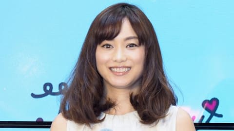 今週のファッションチェック：エビちゃんの双子の妹・蛯原英里　ノースリーブ白ワンピで爽やか夏の装い