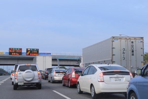 大渋滞に巻き込まれた経験はある？　東海エリアは経験者が多い傾向に…　車は便利な移動手段。しかし、渋滞に遭遇すると楽しいドライブが台無しに…。