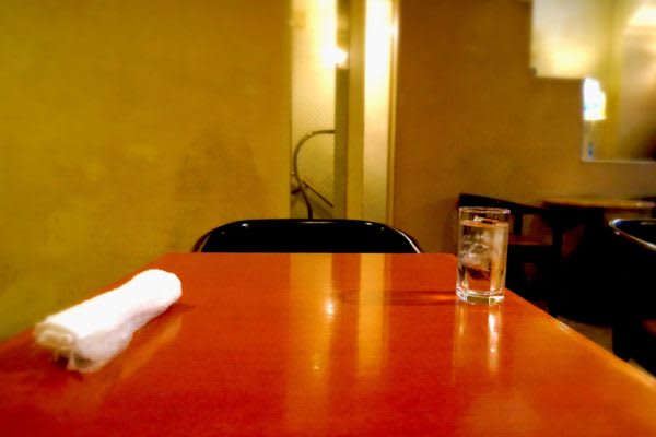 不快に思う人多数？　「おしぼりで鼻をかむ行為」を女性はNGと感じる傾向　たまに目にする、おしぼりで鼻をかむという行為。人によっては不快に思うことも…。