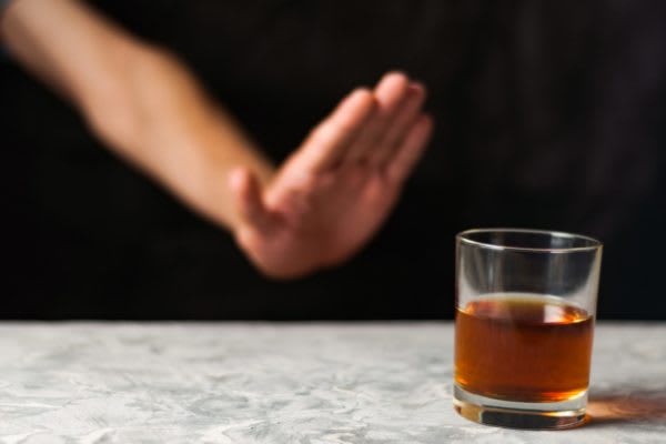 妻が妊娠中、夫は禁酒すべきか　「臨月には控えてほしい」などの要望も　妊娠中の女性は周囲の環境が色々気になるもの。ときにはパートナーの協力が不可欠な場合も…。