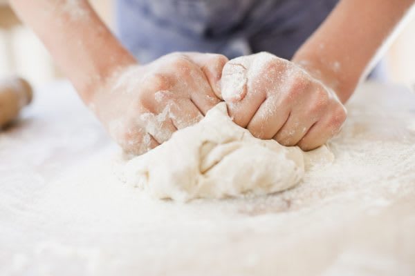 ふわふわ出来たて　手作りパンを焼くのは高齢層の女性に多い傾向も　米粉パンやケーキ、ピザ生地など、様々な種類のパンを作れるホームベーカリーが販売されている。