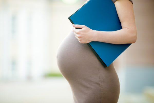 育休中の再妊娠を巡り議論　「どの面下げて戻るの」「覚悟がいる」　セットのような存在である産休と育休。取得の仕方を巡り議論が起こっているよう…。