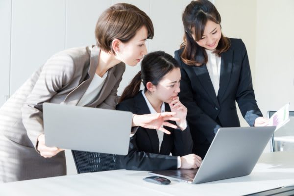 仕事仲間がミスしたらどうする？　自由業は率先してサポート役に回る傾向も　仲間がミスをした時はどうする？　「助ける」それとも、「見て見ぬ振りをする」？