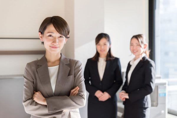 じつは内面ドロドロネチネチ？　30代男性は自称サバサバ女子が苦手な傾向　表面だけサバサバ系という女性。デリカシーのなさや悪口が目立つため苦手な人もいるのかも…。