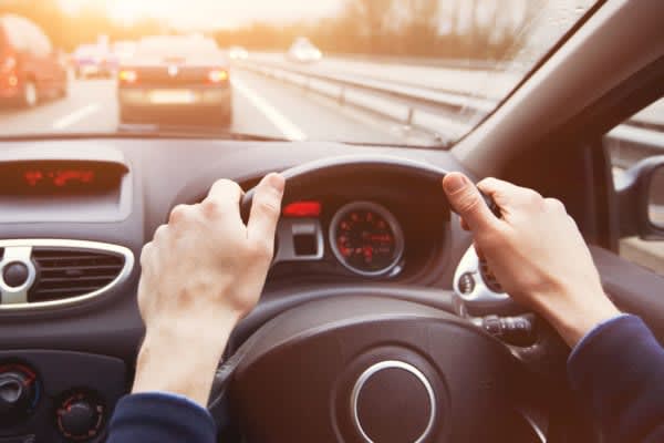 スピード違反で捕まった経験は？　世代別最多は60代男性という結果に　運転への意識を改める人が増えている昨今。スピード違反の経験がある人はどれくらいいるのだろうか。