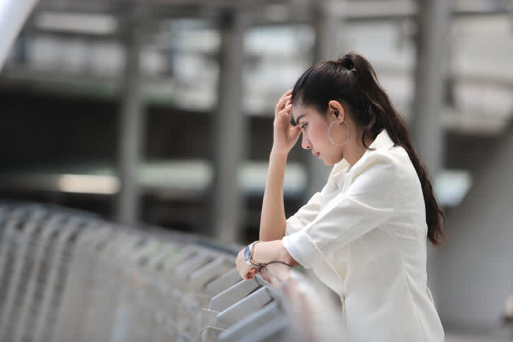 「自分に満足できない…」どう考えたらラクになる？　今の自分を好きになれない、自信がない。そんな気持ちでいっぱいのとき、どう考えれば楽になるのでしょうか？