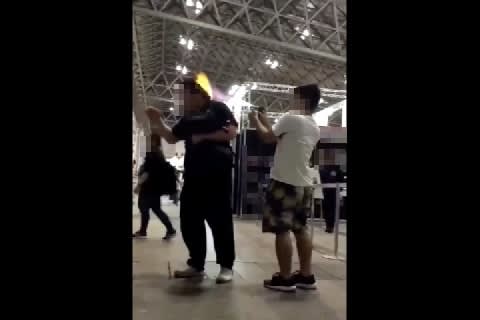 少年グループが「男性の髪の毛を燃やす」動画拡散、「ジャンプ」のイベント