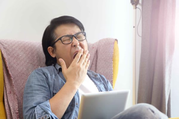 昼は眠いのに夜には眠れず…　若者は寝る前のスマホが原因か　昼に強い眠気を感じているのに、夜になると眠れないことはないだろうか？　眠れない日々が続くと、つらいものだ。