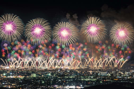 【日本全国の花火大会：8月開催日順】夏の夜空に大輪の花を咲かす、夏の風物詩を見に行こう
