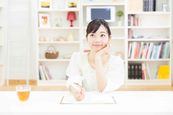 スマホやSNSの普及が要因？　日記をつけている人はかなり少数派に　日々の記録として、日記をつけている人もいる。しかしSNSの普及などから、減少傾向にあるようだ。