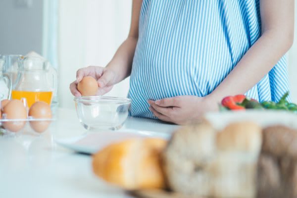 妊娠中の料理が苦痛…　女性に寄せられた温かいメッセージに涙　妊娠8ヶ月を迎えるという女性。体が疲れやすく夕食の準備が辛いのだが、惣菜や弁当は申し訳ないと感じてしまうようで…。