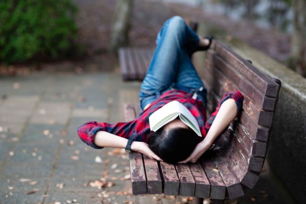 勉強しようとして購入した本を放置…　「買って満足」の声も　なにかを勉強したいと思う気持ちは、とても大切である。しかし関連する本を買ったものの、放置してしまい…