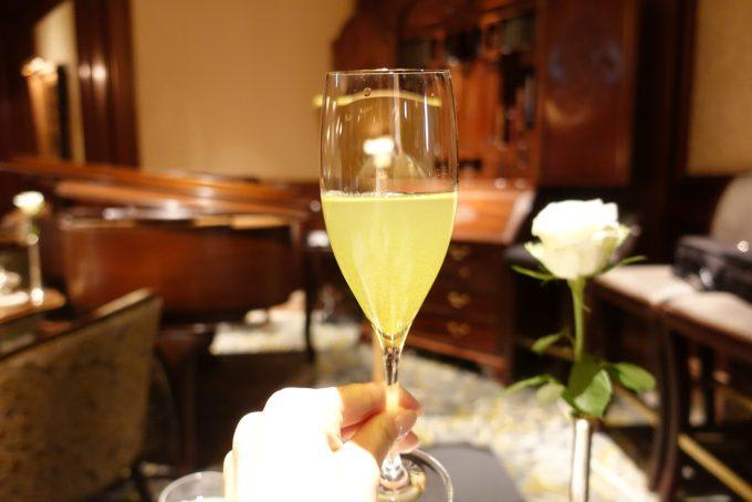 姿勢や目線で変わる！CAが教えるエレガントに見えるワインの飲み方のポイント3つ