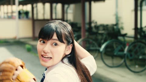 池田朱那：注目のCM美少女が制服姿で“剛速球”キャッチボール　「八月のシンデレラナイン」新CM