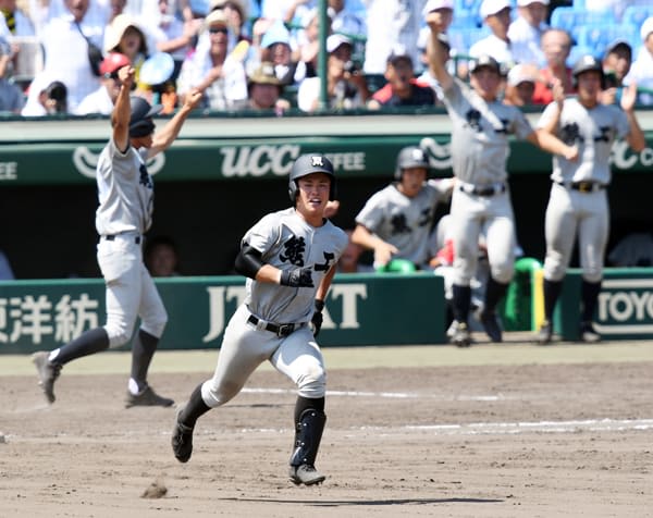 熊本工、サヨナラ勝ち　延長12回に山口がバックスクリーン弾