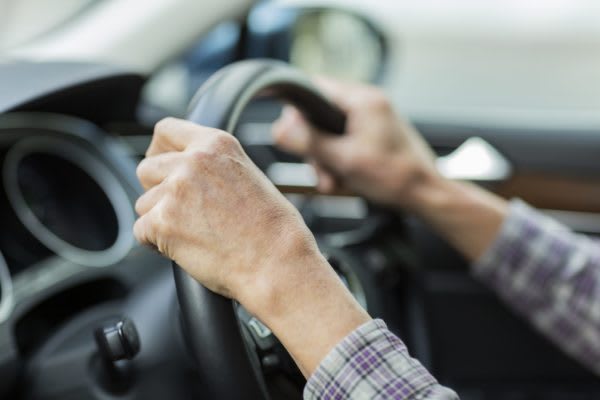 進まぬ高齢者の運転免許証返納　約5割が「義務化すべき」　高齢者の免許返納には様々な課題があるが…