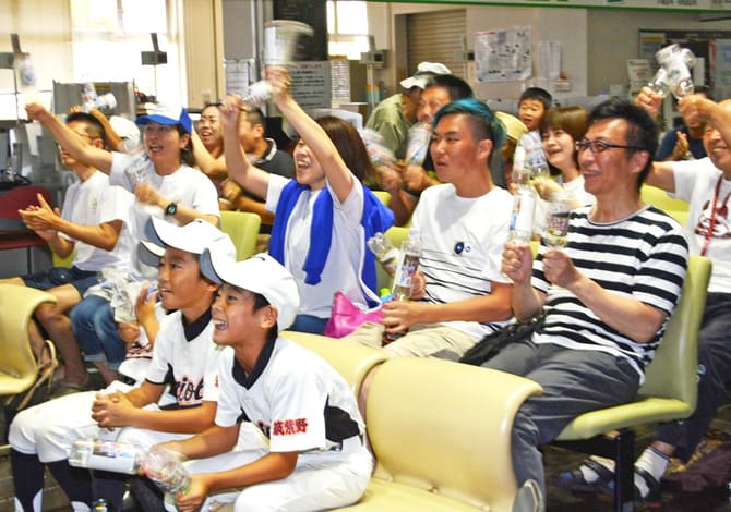 筑陽学園の地元太宰府、心一つに　市役所でパブリックビューイング