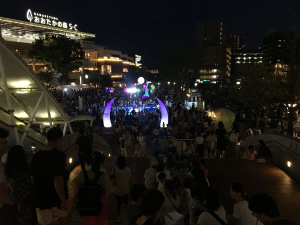光るかき氷も！流山おおたかの森駅前開催の夏祭り「森のナイトカフェ」