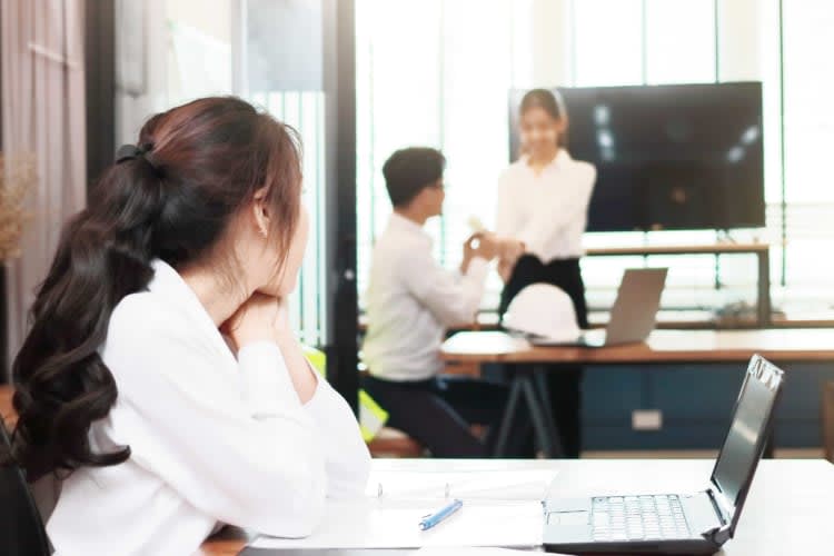 嫉妬心が止められない！　どうしたら人を気にせずいられるの？　嫉妬心で頭の中がいっぱいになるときってないですか？どう嫉妬と向き合えばいいのでしょうか。
