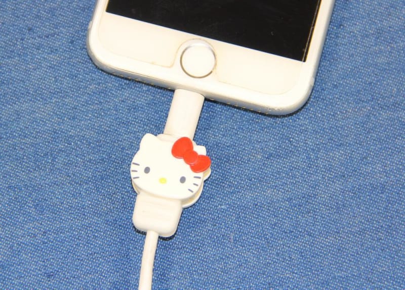 これが2個で108円なんて...！ キティちゃんの可愛すぎるケーブルカバーに出会ってしまった。