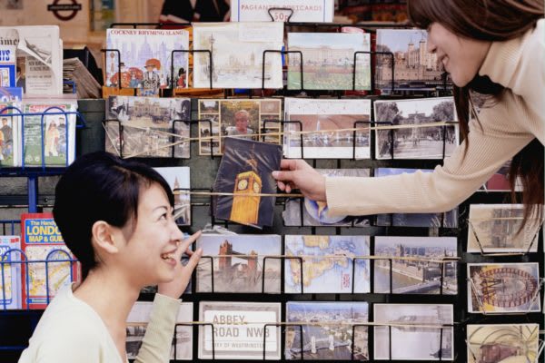 観光地でポストカード買う？　女性は思わず購入してしまう傾向も…　綺麗なポストカードは見ているだけでも楽しいが、思わず買ってしまう人は少数派？