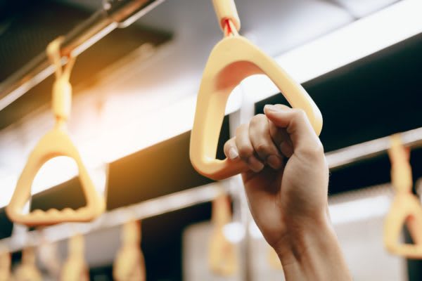 電車で座っていたら…　突然「膝に落ちてきたモノ」に震えた　投稿者が電車で座っていたら、目の前に立っていた人の「あるモノ」が膝に落ちてきてしまい…