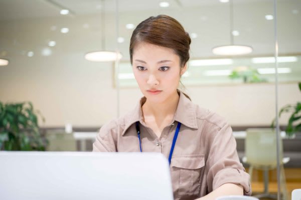 自分は頑張ってると思う？　「自己評価しないとやってられない」の声も　自分ががんばっているかどうかの判断は、難しいところがある。できれば周囲から、褒めてほしい人もいるだろう。