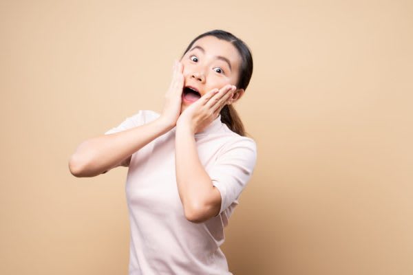 リアクションが大きい人は信用できない…　高齢層には逆効果な傾向も　大きすぎるリアクションは逆に話を真剣に聞いてもらえていない印象を持ってしまうことも…