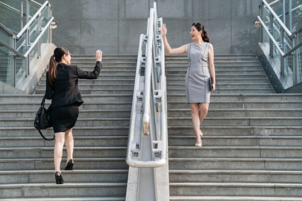 久しぶりの再会は嬉しい？　20〜30代は他世代より再会を喜べてない傾向も　再会を喜ぶ人は世代や地域によっても差があるようだ。