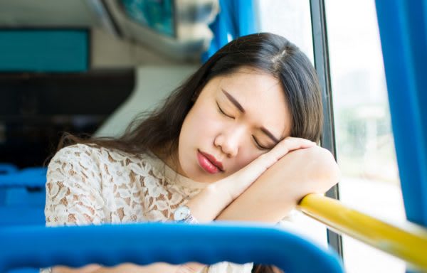 電車やバスでの居眠り　6割が「爆睡経験あり」と判明　公共交通機関のなかで熟睡してしまうのは、どんな人なのだろうか…