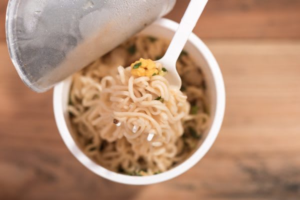 カップ麺好きなのはどんな人？　自営業の人に重宝される傾向も明らかに　有名店とタイアップしているものや、麺にこだわっているものまで、日々進化を遂げるカップ麺だが…