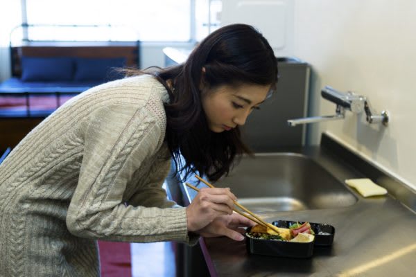 冷凍食品をお弁当に入れるのは…　8割の人が「手抜きじゃない」と回答　調理をしなくてもお弁当に彩りを加えてくれる冷凍食品だが、なかには手抜きと感じている人も？