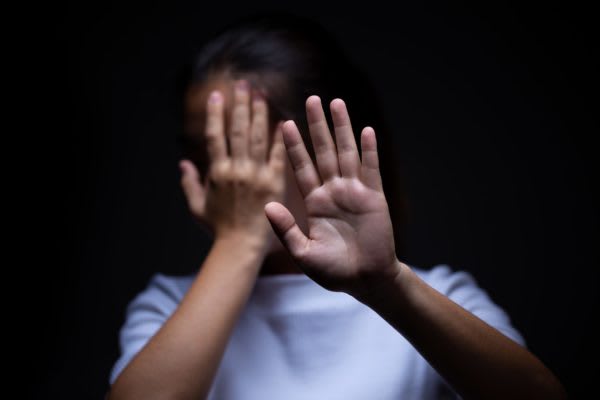 いじめは見ているだけでも同罪？　4割が「見て見ぬふりしたことある」　いじめを止めるのは、とても勇気のいることだが… 