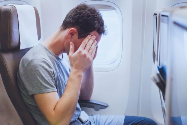 目的地まで辛い？　20代女性は飛行機でストレスを感じる割合が高め　快適な空の旅ができる飛行機移動。しかし、なかにはストレスを感じるひともいるのかもしれない。