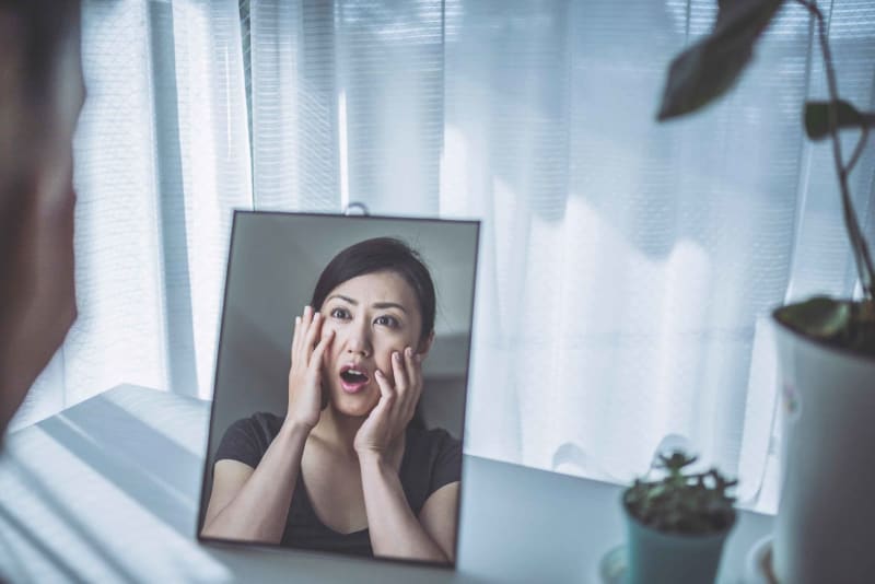 あっという間に年を取った？　女性は肌トラブルを感じたときから…　年を取るにつれて、時間の経過が早く感じると言われている。どの年代から、感じ始める現象なのだろうか。