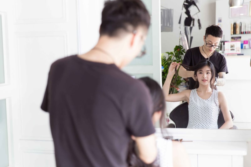 おとなしく髪だけ切ってくれれば…　美容院に行くのが苦手な理由とは　髪を切るときには、美容院や理髪店を利用するだろう。ただ、美容院のおしゃれな雰囲気が苦手な人もいるようだ。